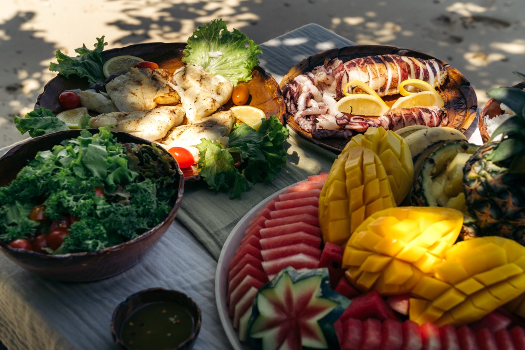 Fresh-grilled fish, calamari, salad and tropical fruit served at Pinagbuyutan beach